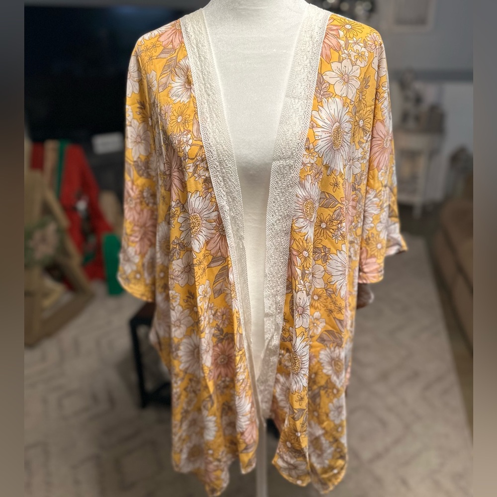 Kimono floral yellow. One size fits most.